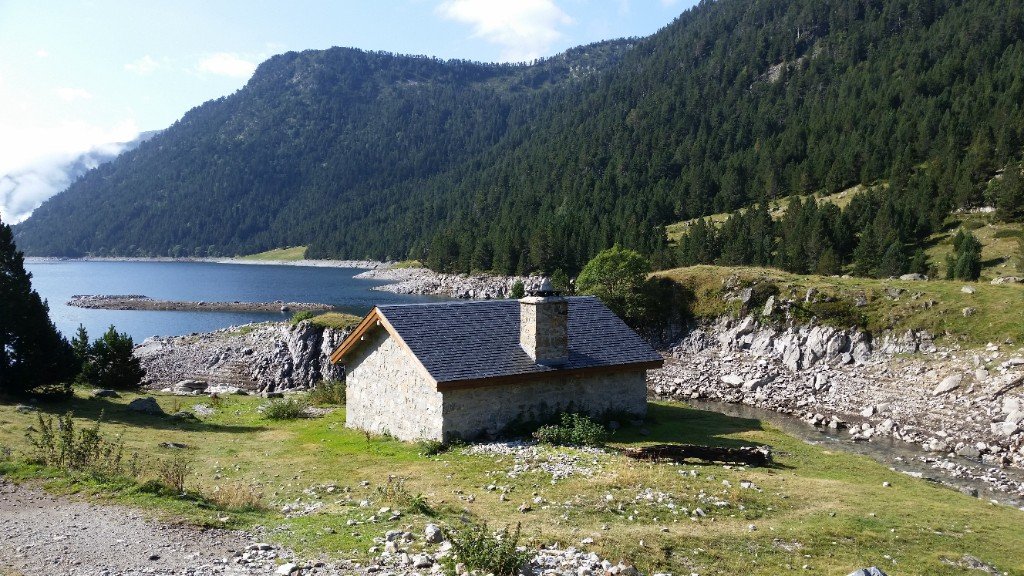 Refuge en pierre au bord d’un lac dans la réserve du Néouvielle