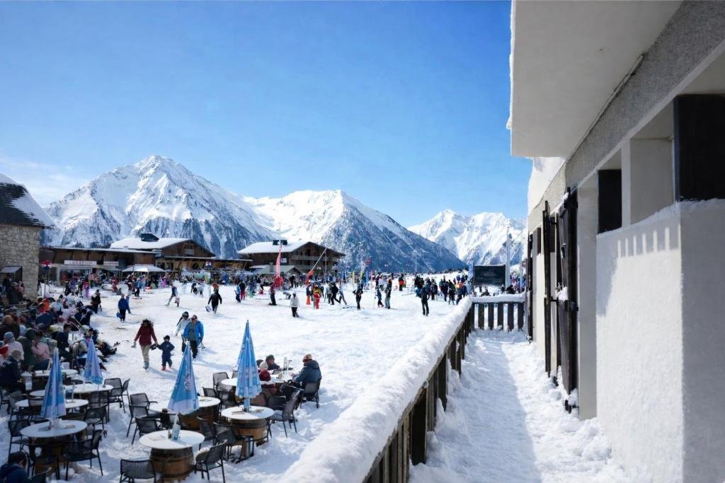 Terrasse enneigée face aux pistes, Saint-Lary 1700