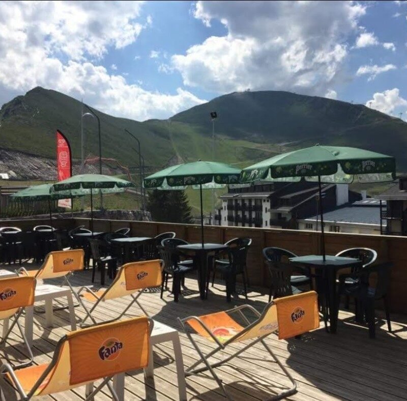 Terrasse ensoleillée d’Ô Chalet 1700 en été