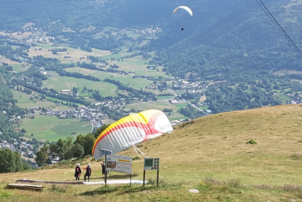 Décollage de parapentes au Pla d’Adet face à la vallée