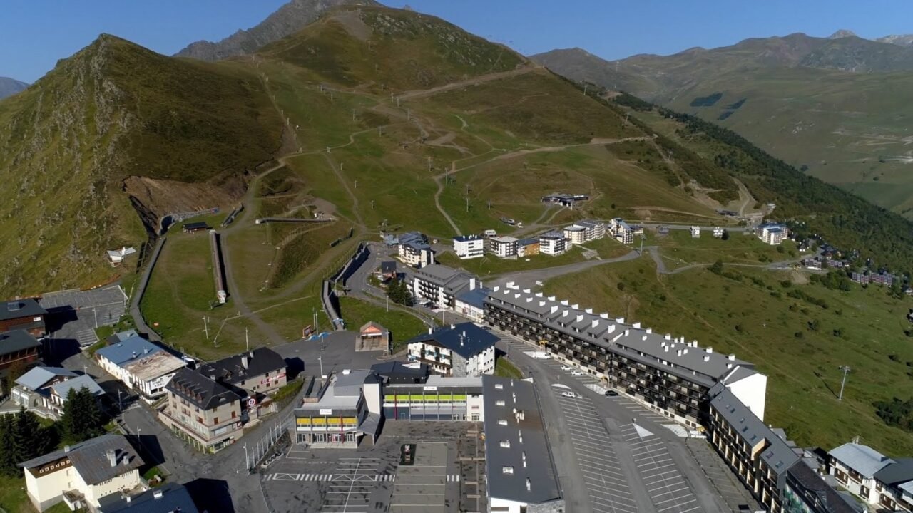 Vue aérienne de Saint-Lary 1700 et du Pla d’Adet